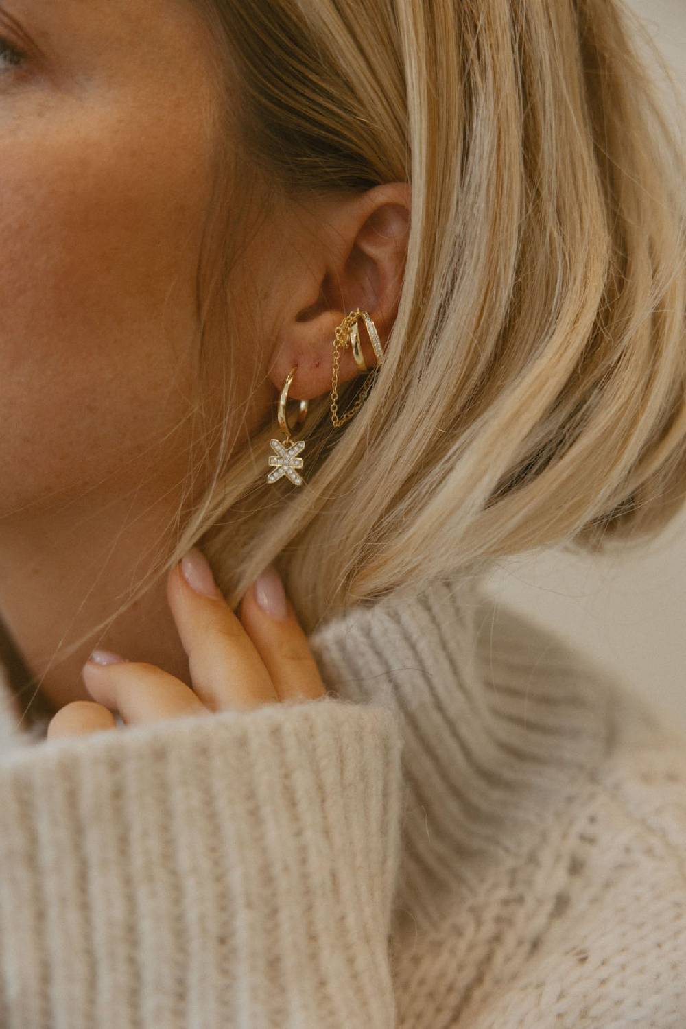 Karo Kauer PRE ORDER Logo Hoops Sparkle Gold Heißer Verkauf