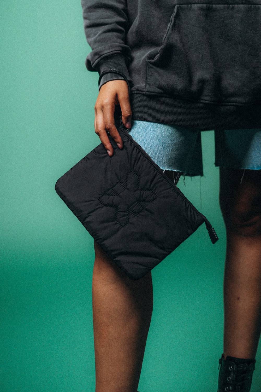 Karo Kauer Clutch Logo Kauf eins, bekomm eins gratis