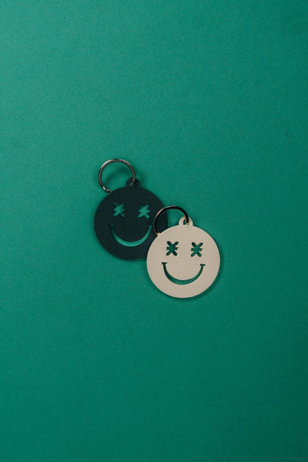 Karo Kauer Keychain Smiley Black Kostenlose Rückgabe
