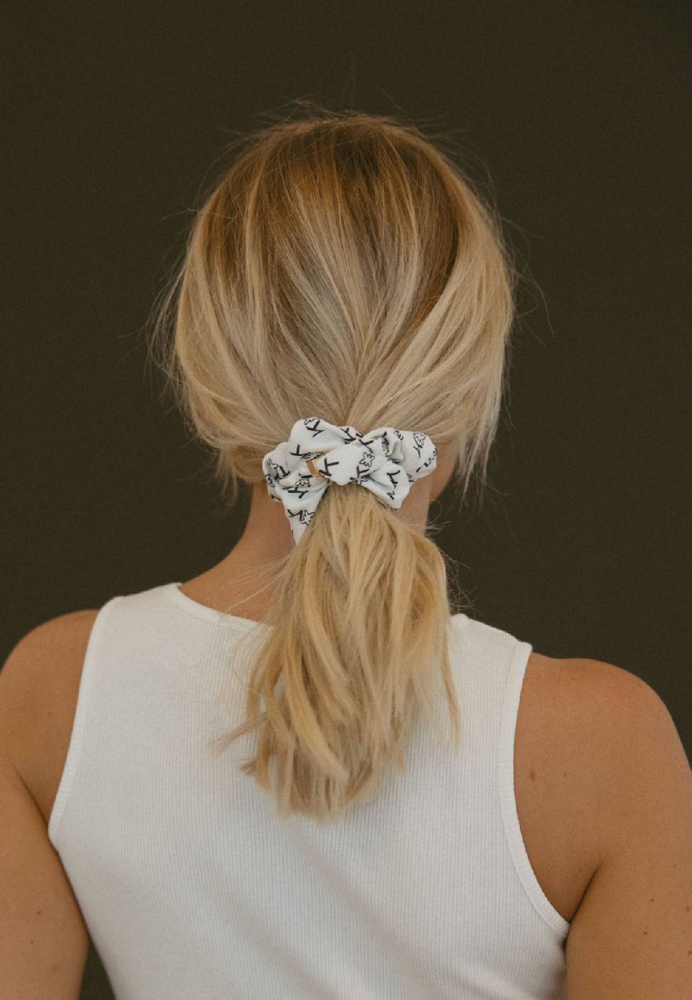 Karo Kauer Scrunchie White Sonderangebot der Fabrik