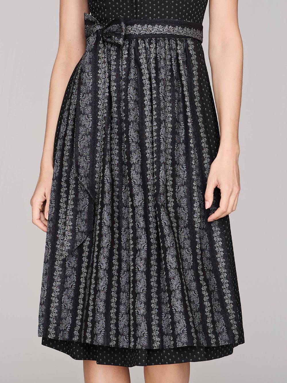 Limberry Schwarzes Dirndl mit Streublumen - VERA BLACK Kostenlose Rückgabe