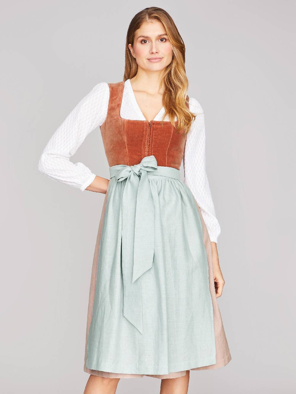 Limberry Kupfer-farbenes Dirndl mit Samt-Mieder - DELILAH PEACH BLOSSOM Im Verkauf
