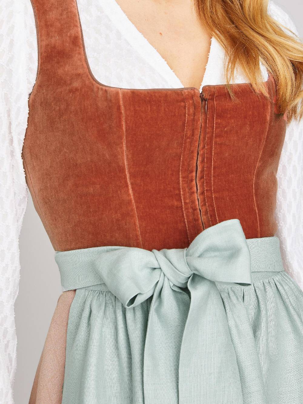 Limberry Kupfer-farbenes Dirndl mit Samt-Mieder - DELILAH PEACH BLOSSOM Im Verkauf
