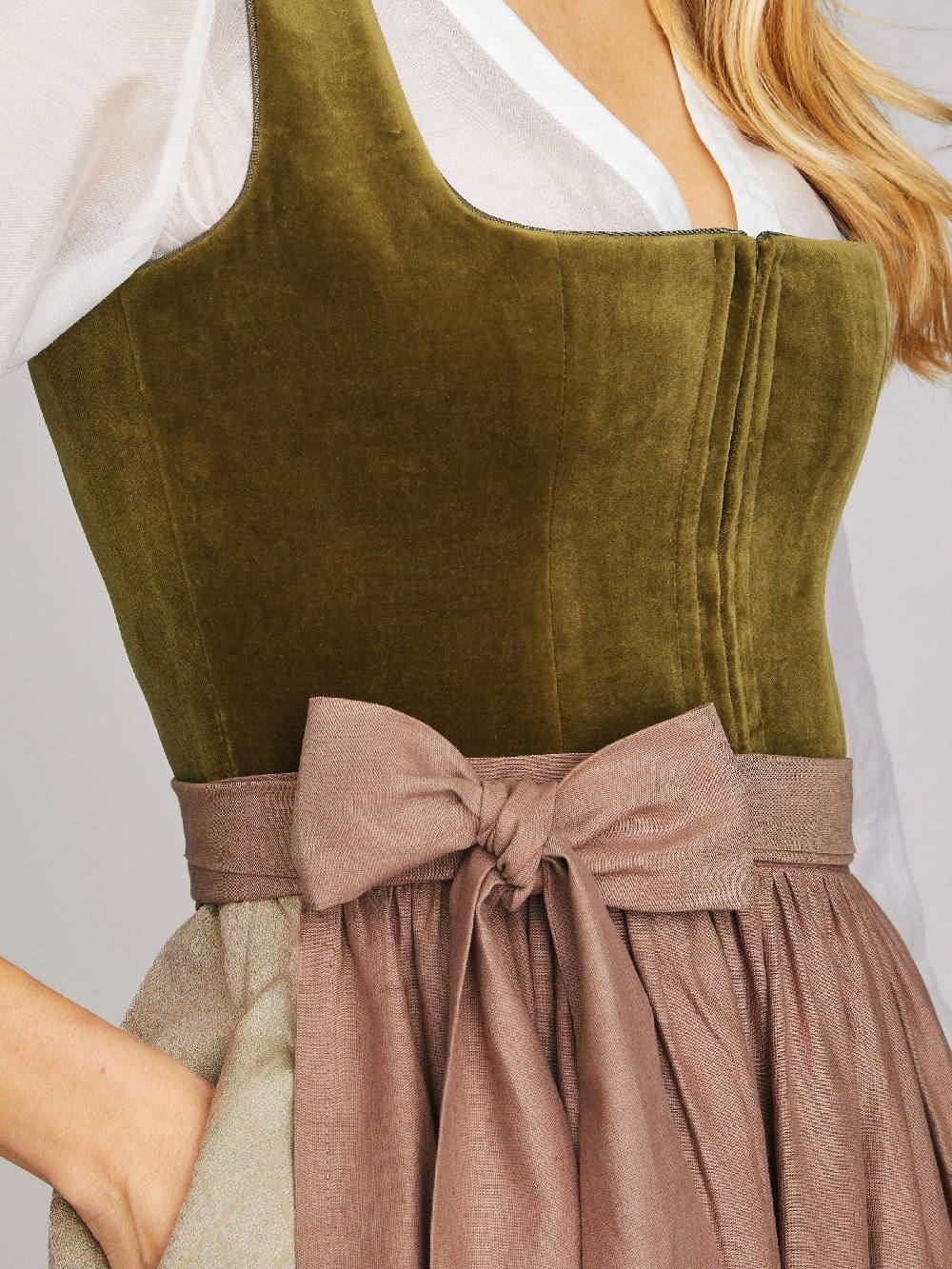 Limberry Olivgrünes Dirndl mit Samt-Mieder - DELILAH OLIVE zollfrei