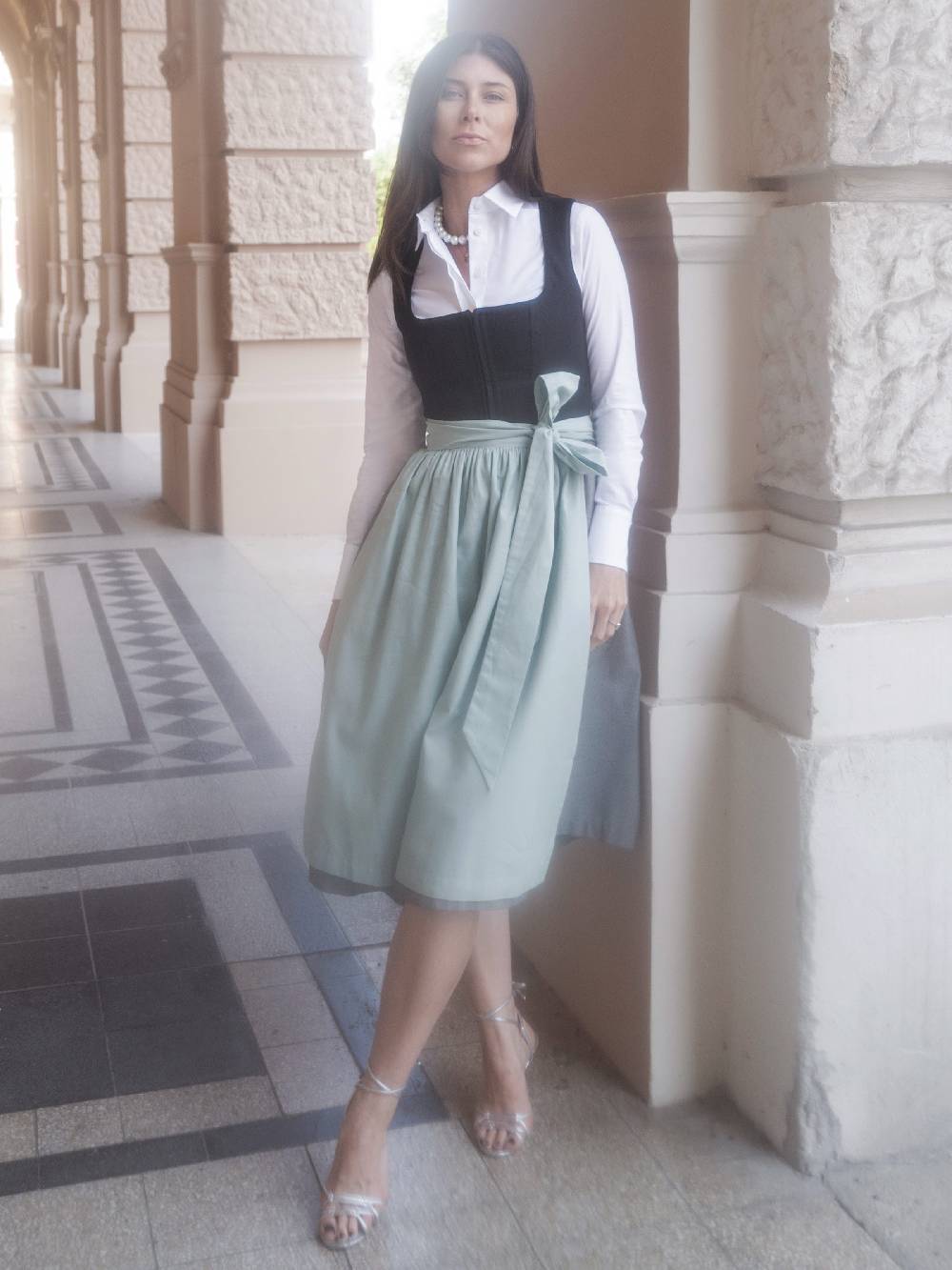 Limberry Schwarzes Dirndl mit Leinen-Mieder - VICKY HEILER X LIMBERRY Limitierter Zeitrabatt