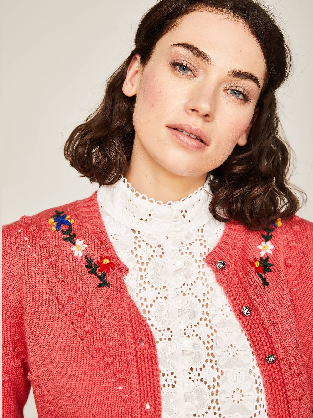 Limberry Strickjacke in Koralle mit Blumenstickerei - THERESA Riesige Ersparnisse