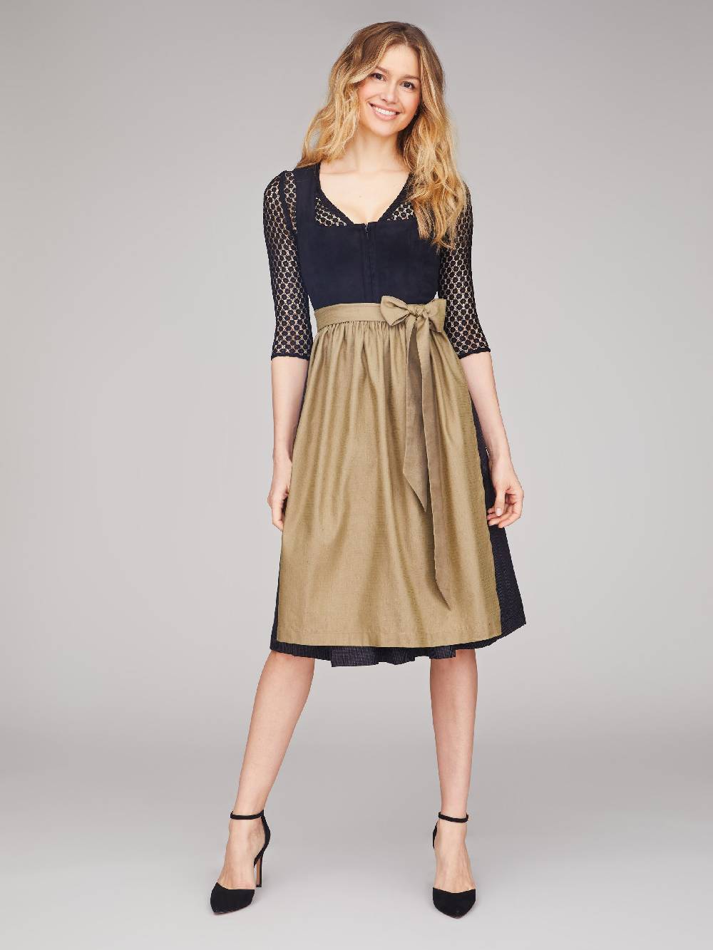 Limberry Schwarze Dirndlbluse mit V-Ausschnitt - BARBARA Wochenangebot
