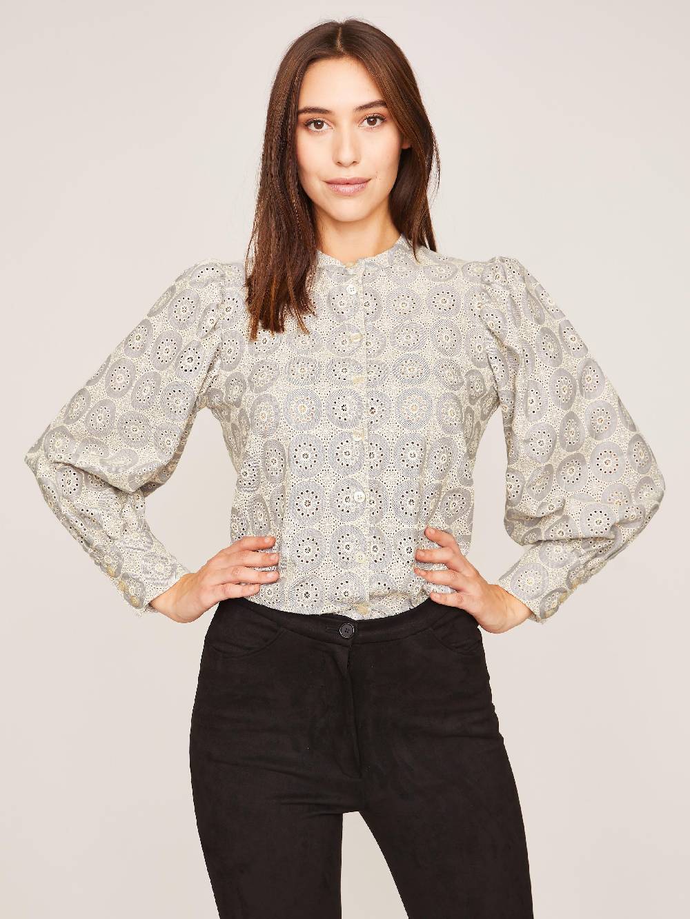 Limberry Hellgraue Bluse mit Stickerei - ADELINE Sonderangebot der Fabrik
