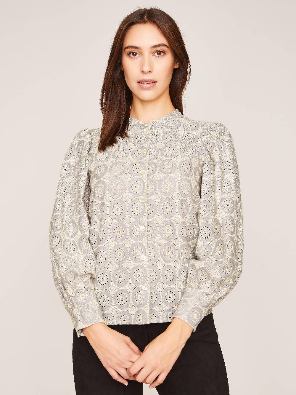 Limberry Hellgraue Bluse mit Stickerei - ADELINE Sonderangebot der Fabrik