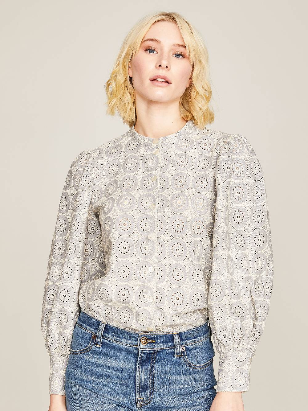 Limberry Hellgraue Bluse mit Stickerei - ADELINE Sonderangebot der Fabrik