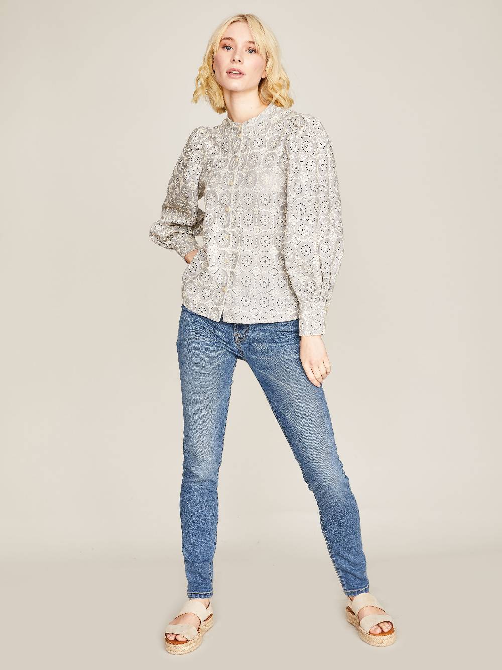 Limberry Hellgraue Bluse mit Stickerei - ADELINE Sonderangebot der Fabrik
