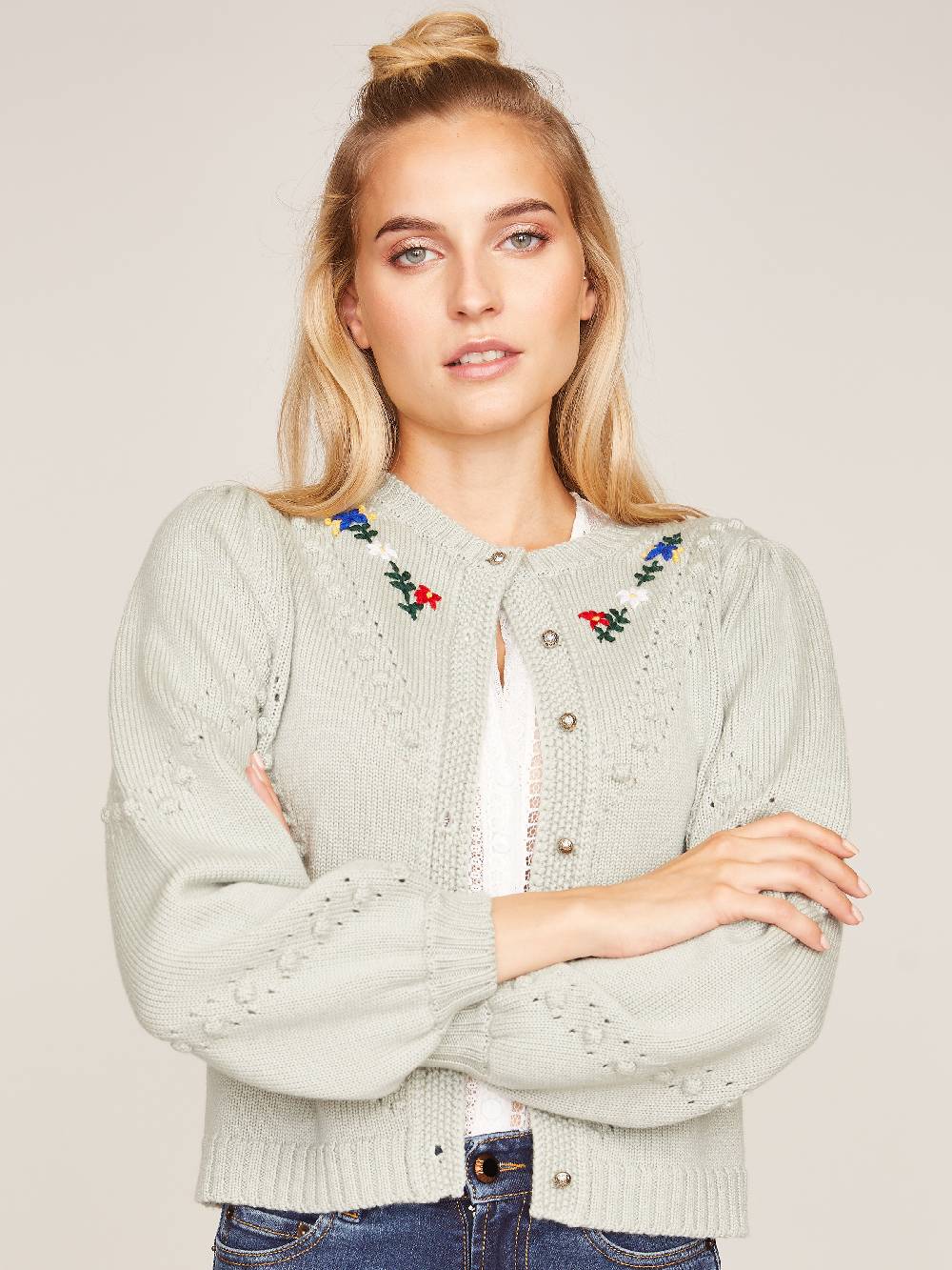 Limberry Strickjacke in Khaki mit Blumenstickerei - THERESA Black Friday Preise