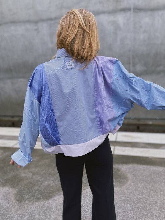 Nonoi Studio Blouson // Hellblau + Flieder // Onesize Preisnachlass