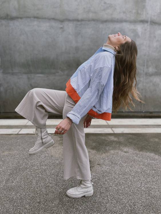 Nonoi Studio Blouson // Hellblau + Orange // Onesize Osterangebot