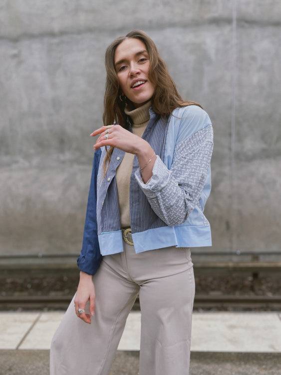 Nonoi Studio Blouson // Hellblau + Grau // Onesize Muttertagsangebot