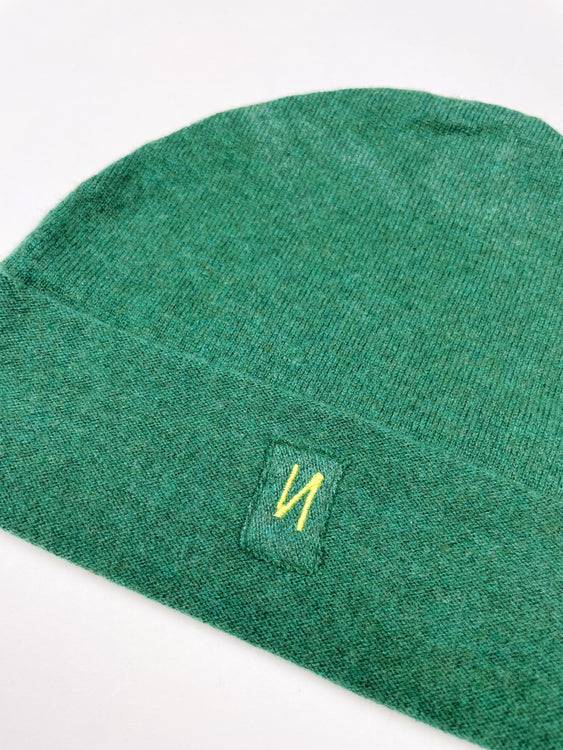 Nonoi Studio BLATTGRÜNE MÜTZE "DEHLI" AUS WOLLE // UNISEX im Angebot