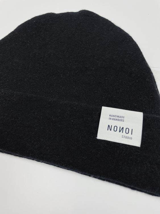 Nonoi Studio SCHWARZE MÜTZE "NERA" AUS KASCHMIR // UNISEX Flash Sale