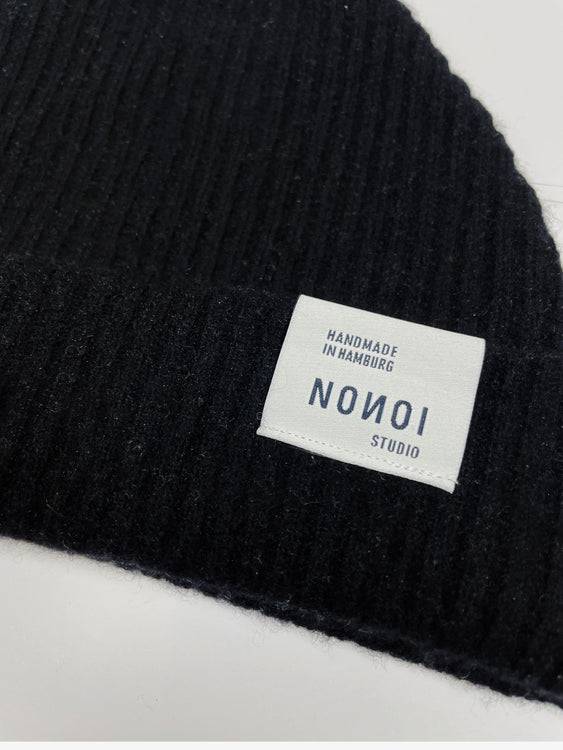 Nonoi Studio SCHWARZE MÜTZE "NERA" AUS KASCHMIR // UNISEX Flash Sale