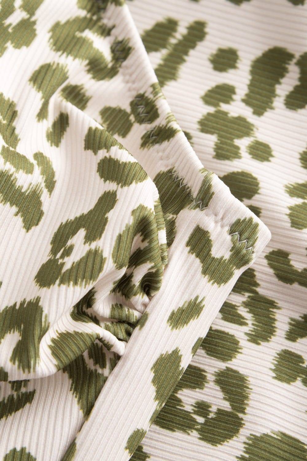 Rösch Badeanzug im Leo-Druck Grün-Weiß Rippstruktur Animalprint Lycra Nur für heute